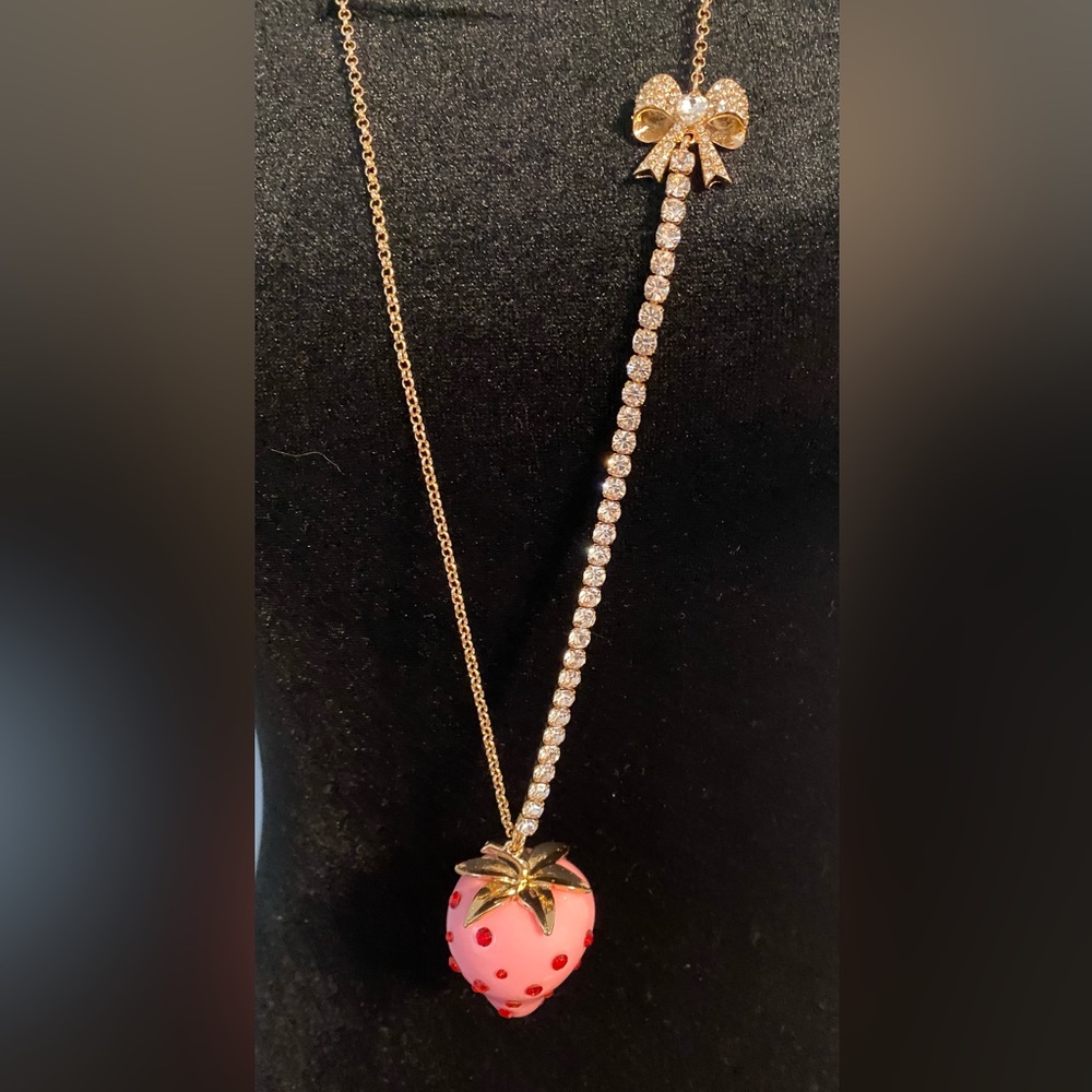 Betsey Johnson “New”  Pink Strawberry Pendent Necklace - Picture 3 of 9